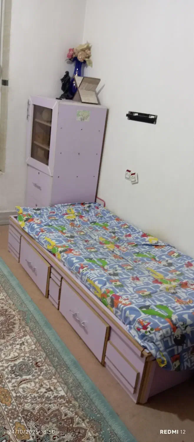 تخت و خواب یک نفره همراه با کمد|تخت و سرویس خواب|پیرانشهر, |دیوار