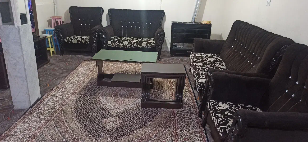 مبلمان هفت نفره به همراه جلو مبلی و میز عسلی|مبلمان خانگی و میز عسلی|هشتگرد, هشتگرد قدیم|دیوار