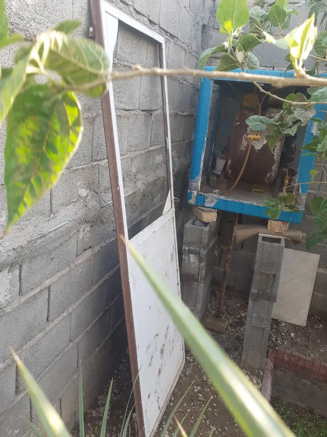 دوتا درب اهنی انباری دوتا پنجره و یه کم درب چوبی|حراج|طبس, |دیوار