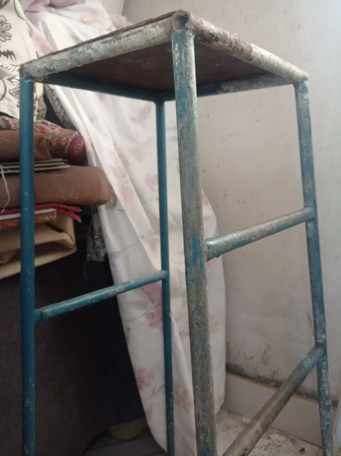 چهارپایه آهنی بلند و محکم|صندلی و نیمکت|گلبهار, شهر جدید گلبهار|دیوار