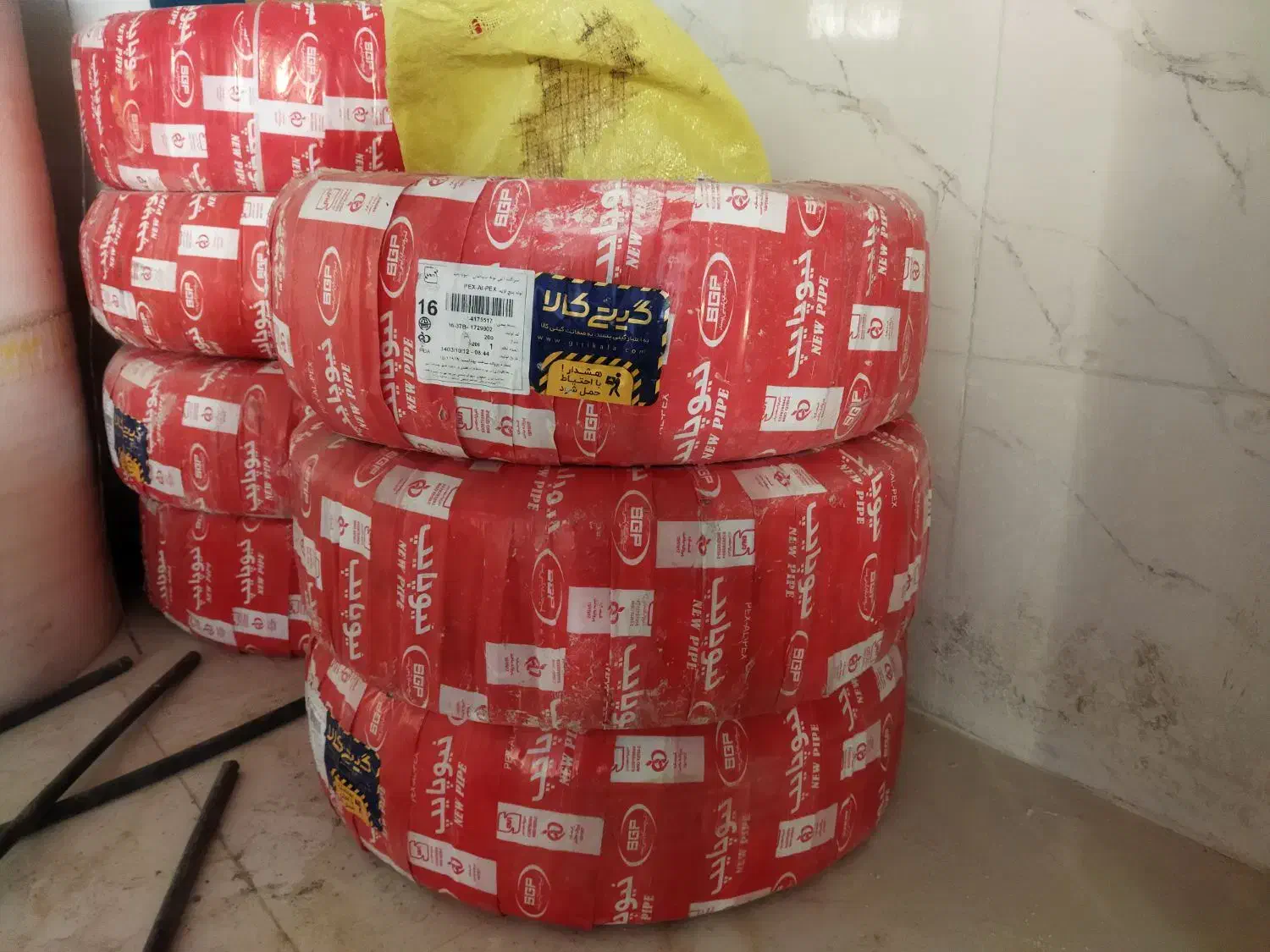 لوله نیوپایپ 5 لایه 16 و مقداری فوم عایق|مصالح و تجهیزات ساختمان|لردگان, |دیوار