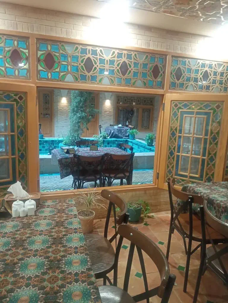 نیروی پذیرش شیفت شب هتل|استخدام اداری و مدیریت|شیراز, زند|دیوار