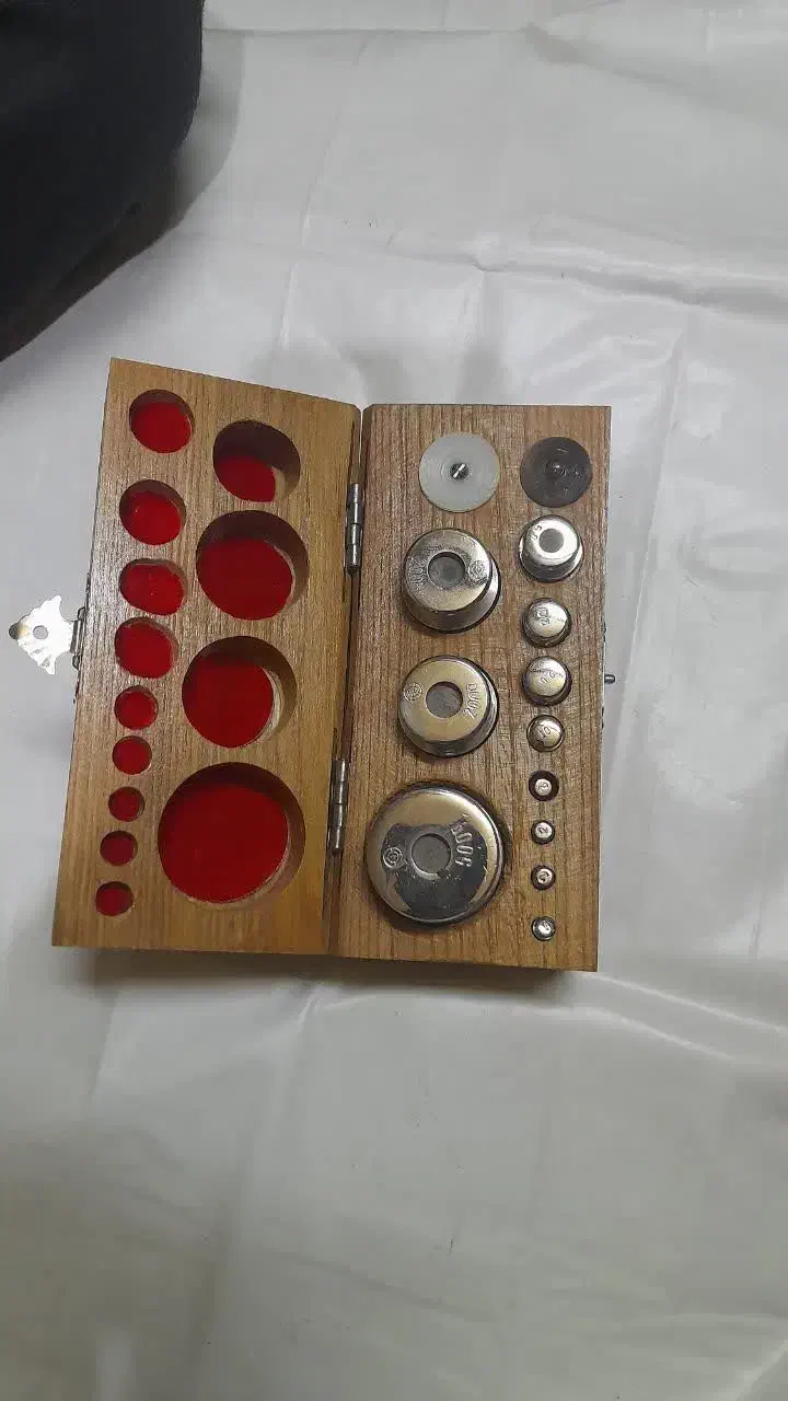 ترازوی کفی زرگری.|کلکسیون اشیاء عتیقه|اصفهان, تخت فولاد|دیوار