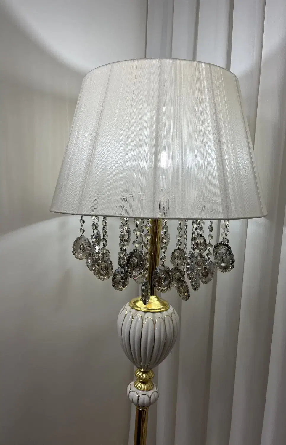 آباژوز|چراغ خواب و آباژور|ری, شهادت|دیوار