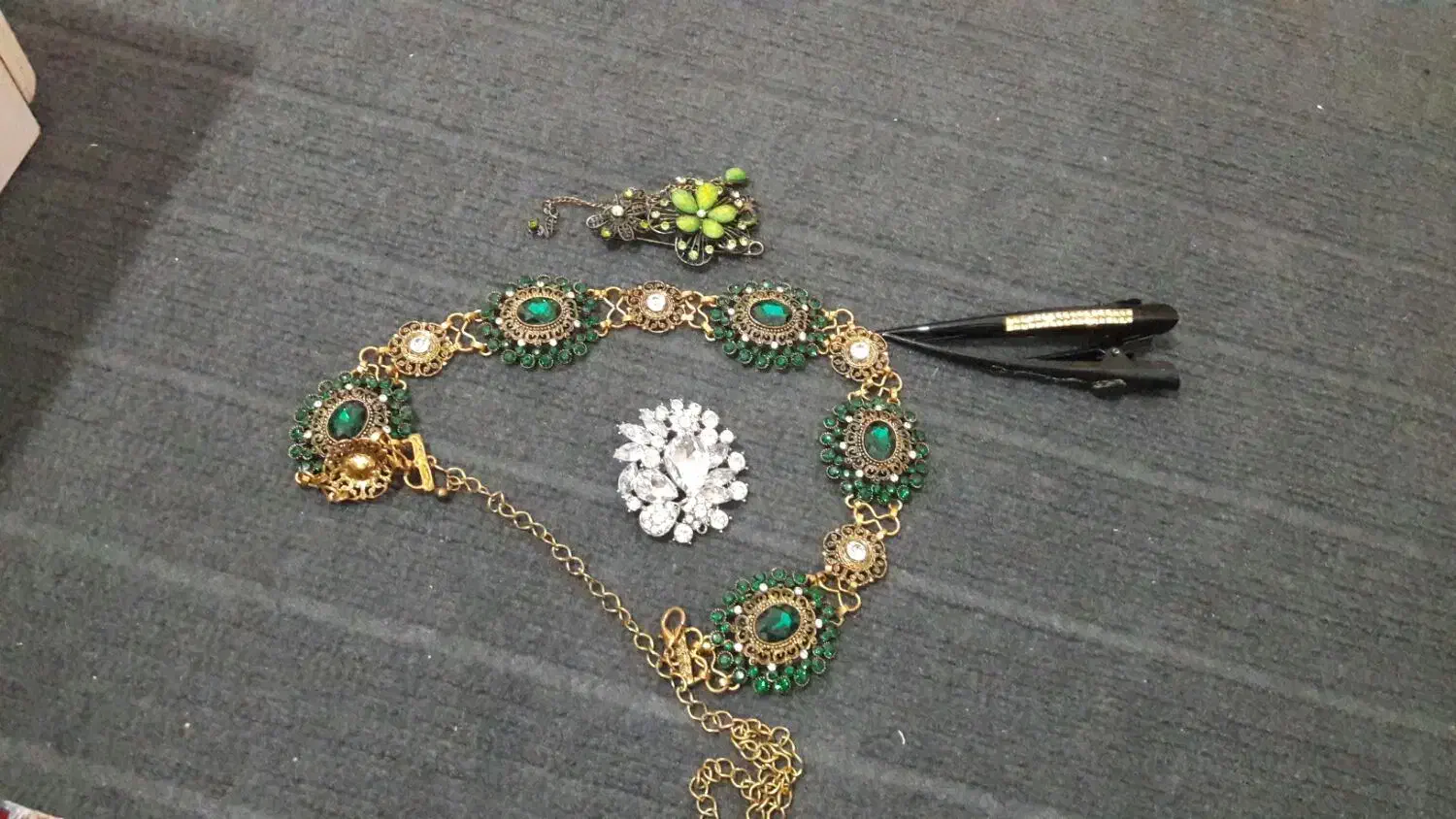 پاپوش و زیرپوش لباس کوردی با کمربند|لباس|صحنه, |دیوار