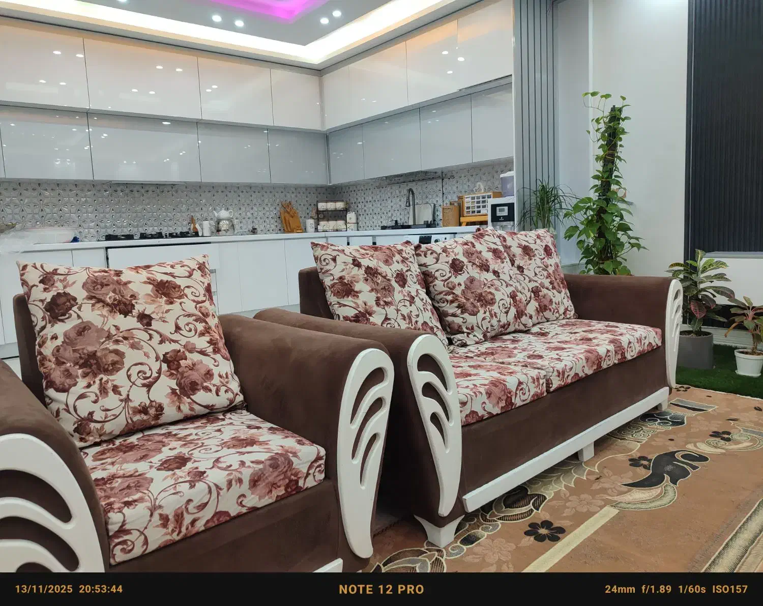 فروش یک دست مبل هفت نفره|مبلمان خانگی و میز عسلی|خشت, |دیوار