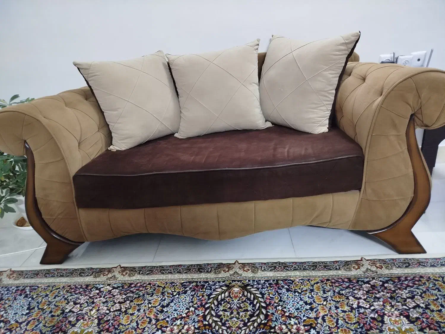 مبل درحدویک عدد میزتی وی|مبلمان خانگی و میز عسلی|نیشابور, شهید بهشتی|دیوار