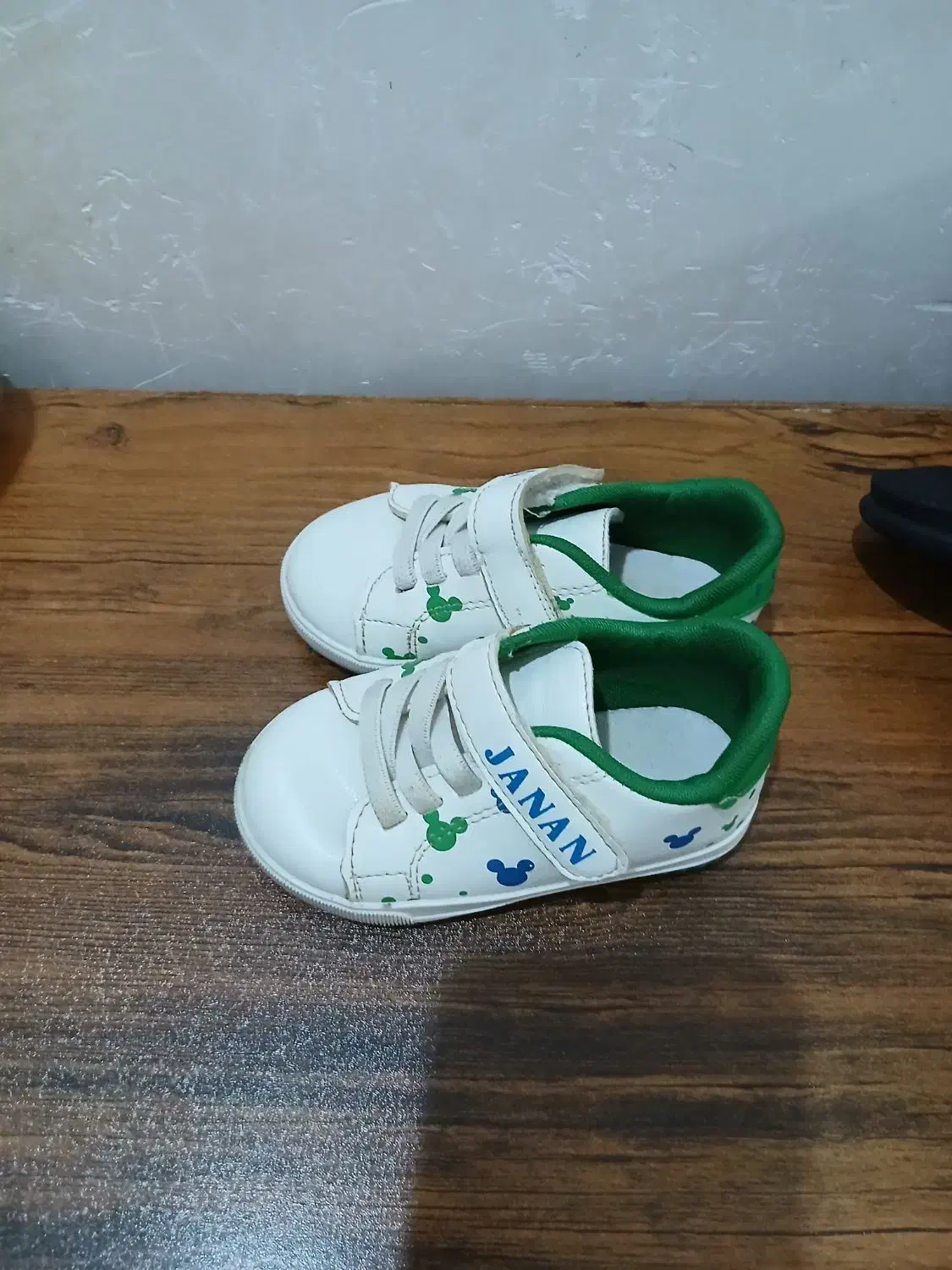 کتونی بچه|کفش و لباس بچه|رشت, پل تالشان|دیوار