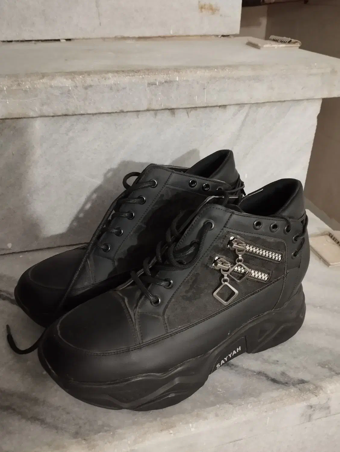 کفش نو|کیف، کفش، کمربند|حمیدیا, |دیوار