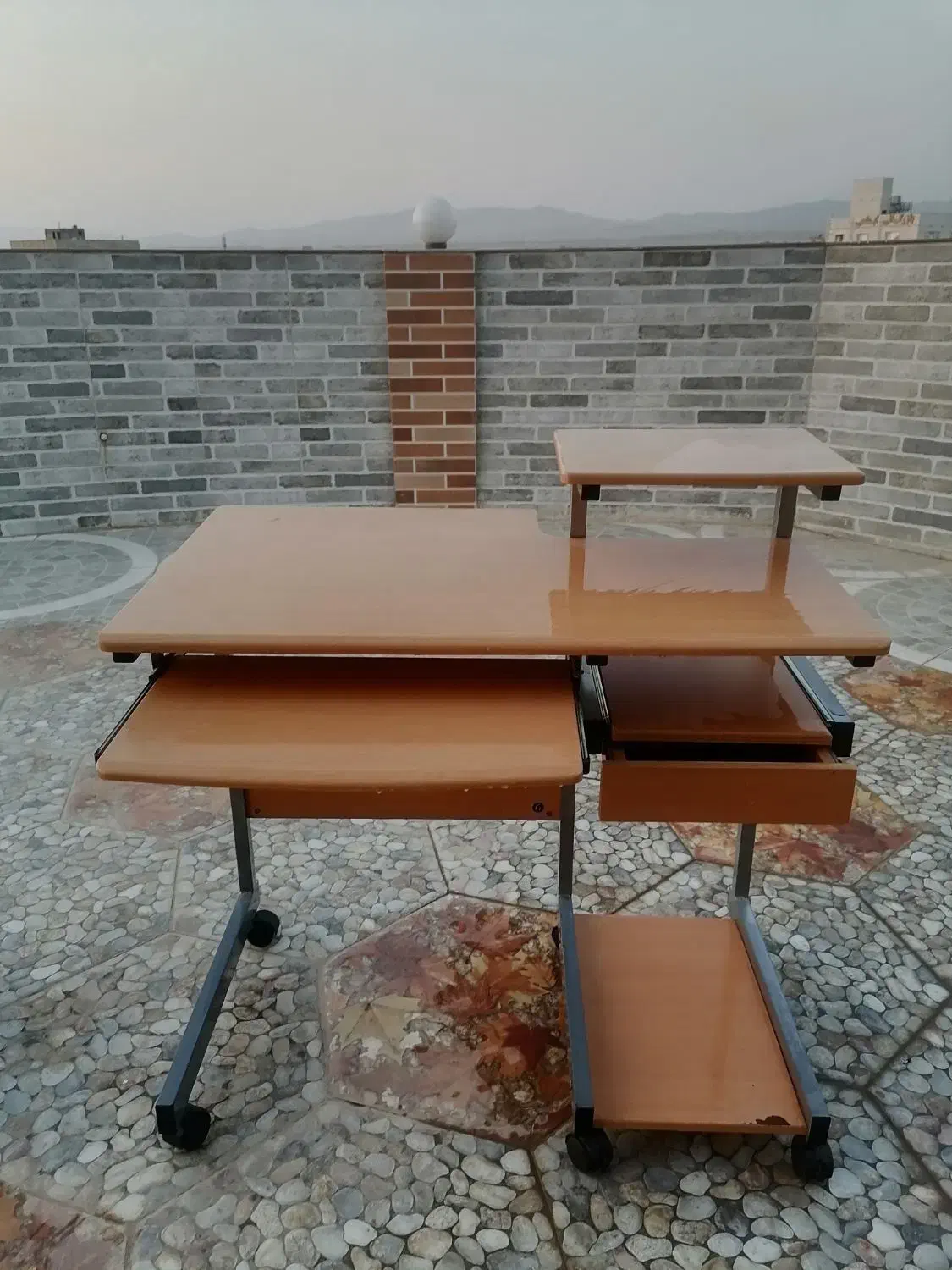 میز کامپیوتر در حد نو تمیز|میز تحریر و کامپیوتر|سبزوار, هویزه|دیوار