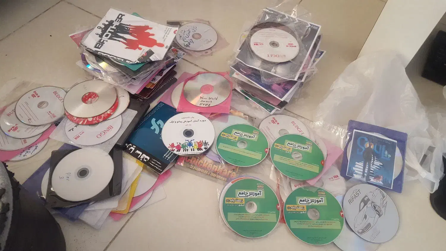 سی‌دی دی‌وی‌دی CD و DVD آموزشی فیلم آهنگ. ارزاان|فیلم و موسیقی|شیراز, غدیر شمالی|دیوار