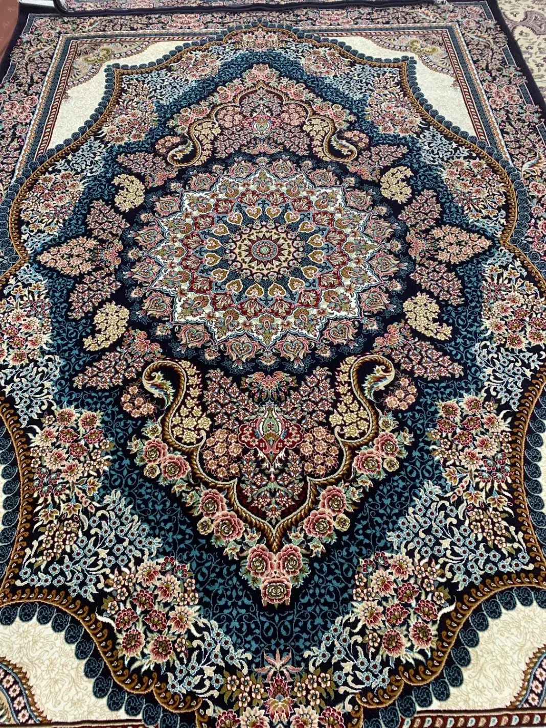 دو تخته فرش نه متری سرمه ای با یک کناره در حد نو|فرش|تهران, شوش (باغ آذری)|دیوار