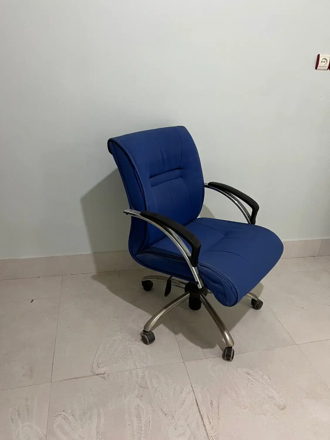 صندلی گردان چرخ دار با متریال با کیفیت|صندلی و نیمکت|خرمشهر, |دیوار