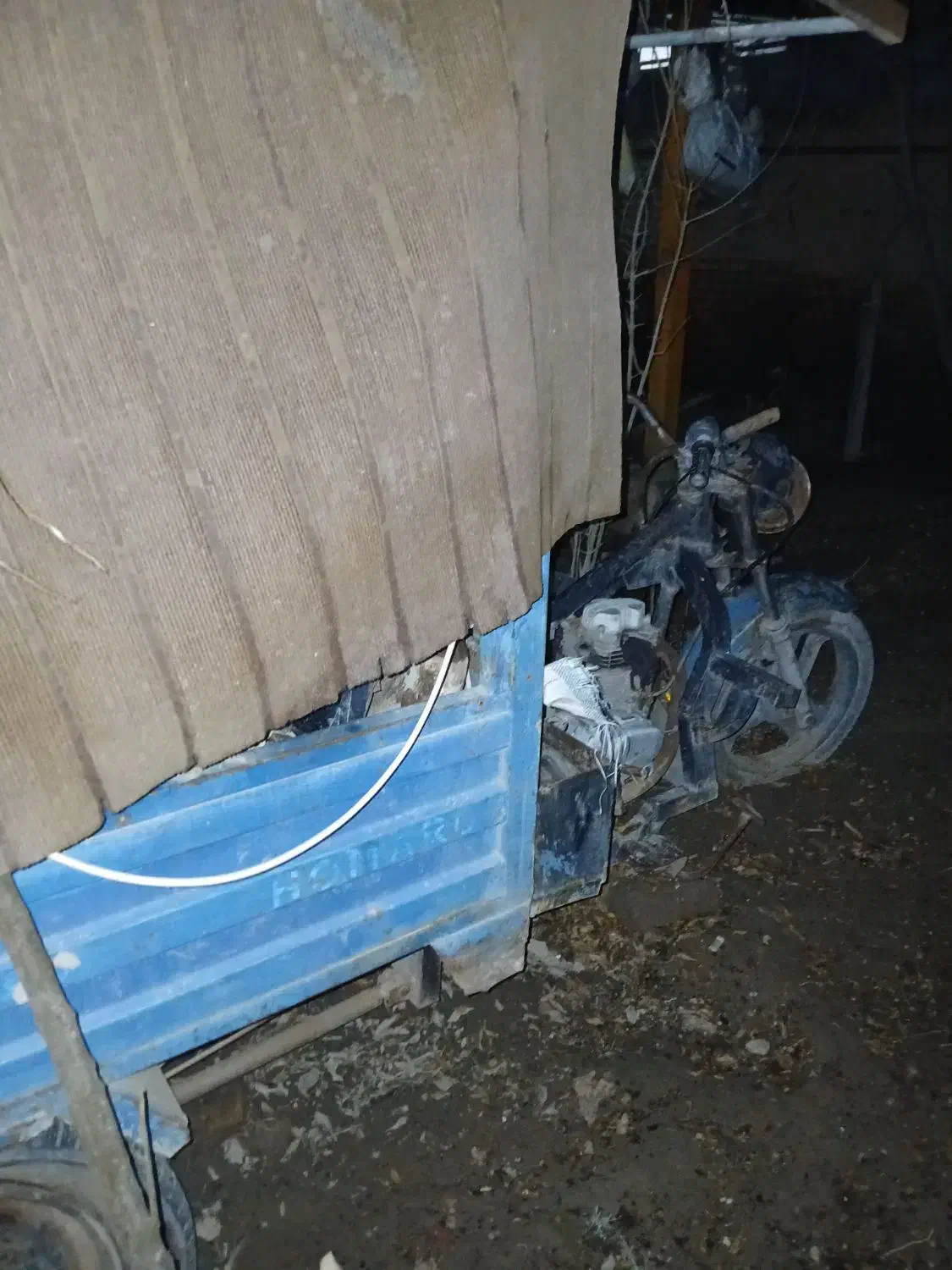 سه چرخ|موتورسیکلت|آشخانه, |دیوار