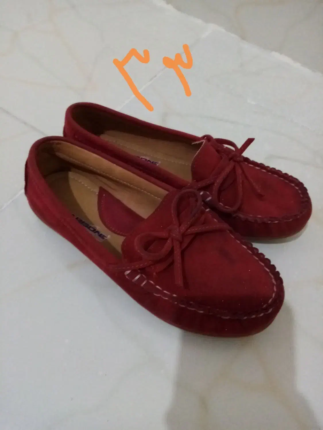 کفش ها در حد|کیف، کفش، کمربند|رباط‌کریم, رباط‌کریم|دیوار