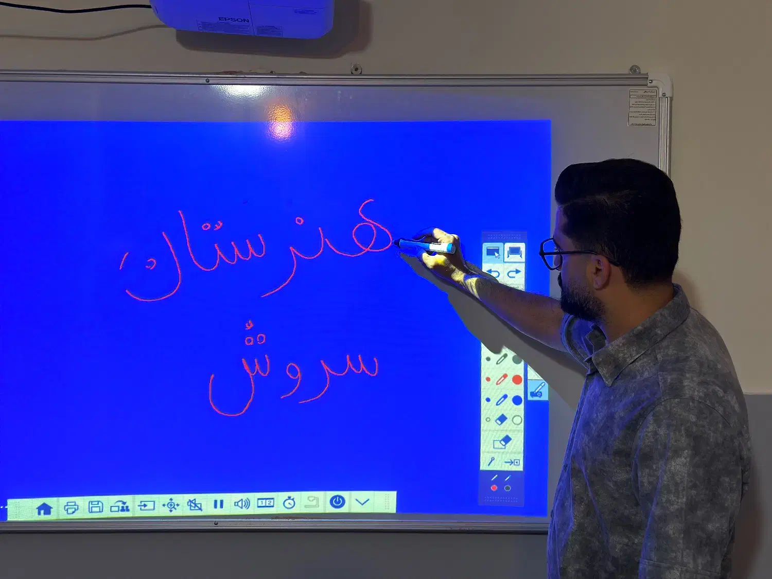 ویدیو پروژکتور فول امکانات|تلویزیون و پروژکتور|بروجرد, |دیوار