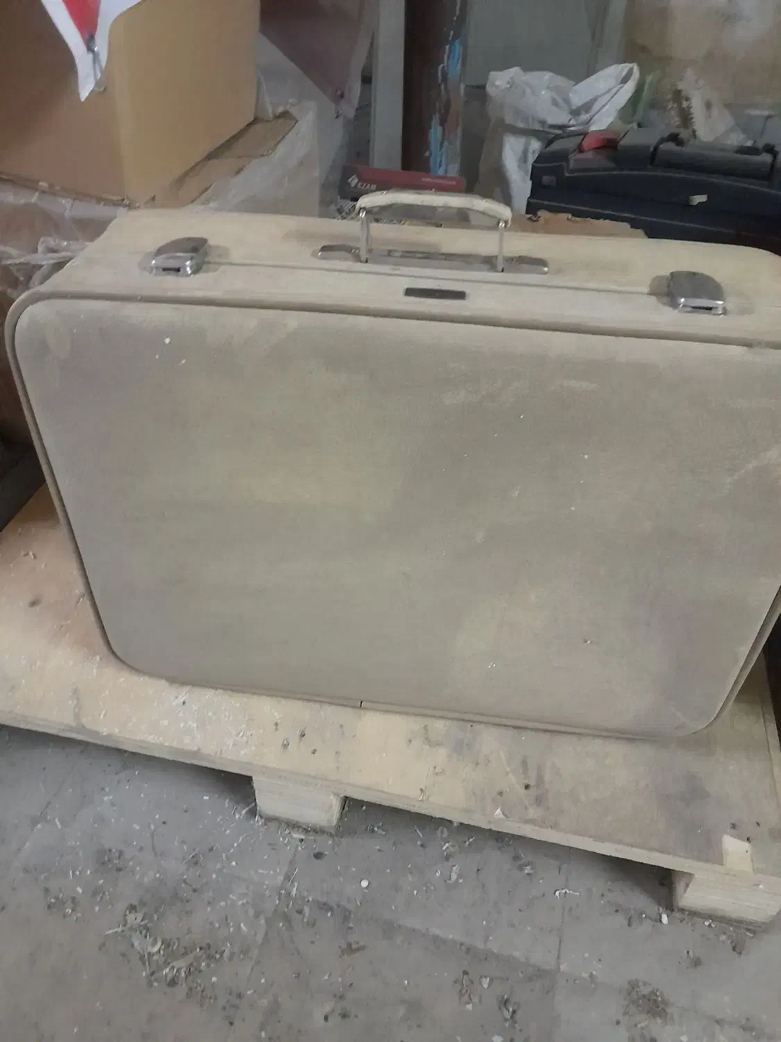 چمدان|کلکسیون اشیاء عتیقه|شهر ری, دولت‌آباد|دیوار