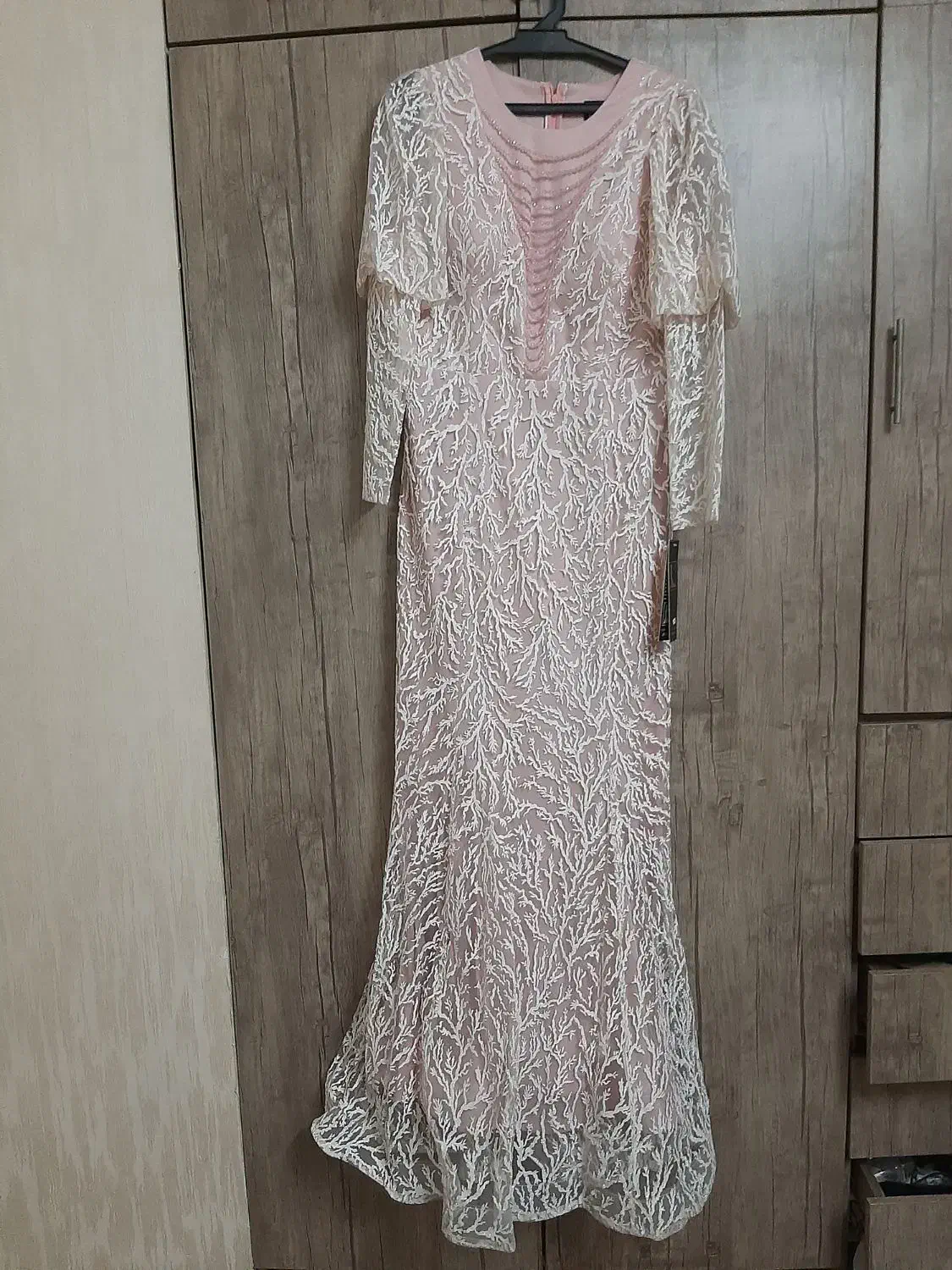 لباس مجلسی|لباس|ری, علایین|دیوار