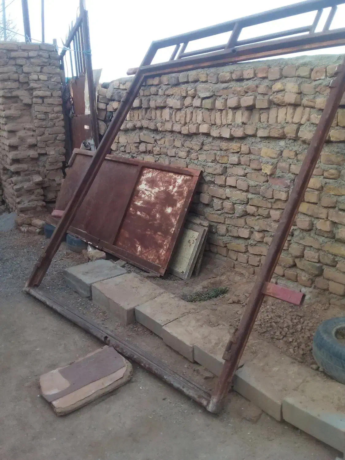 در حیاط درخانه پنجره|مصالح و تجهیزات ساختمان|تربت جام, خیرآباد|دیوار