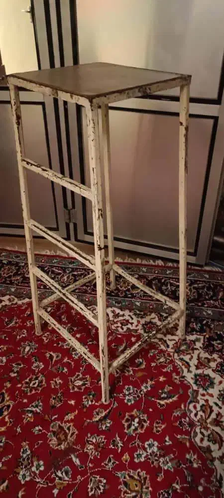 چهار پایه آهنی|صندلی و نیمکت|ایلام, |دیوار