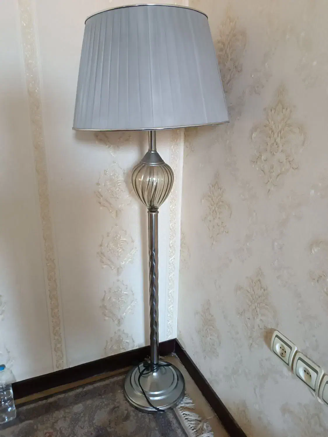 آباژور ایستاده سالم|چراغ خواب و آباژور|کرج, گلشهر|دیوار