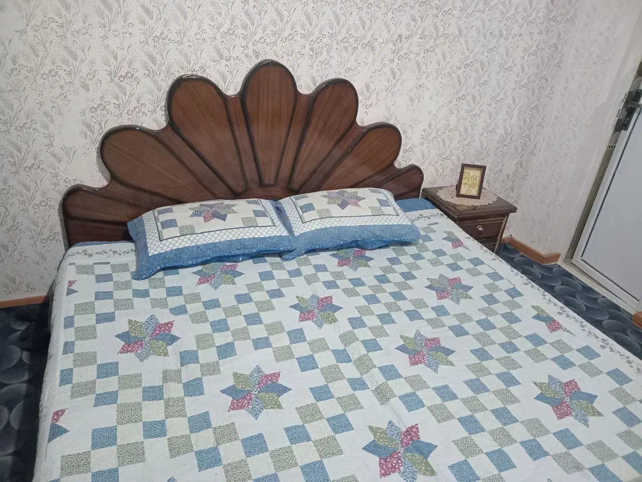 تخت دونفره چوب همراه2عدد پاتختی|تخت و سرویس خواب|گلبهار, شهر جدید گلبهار|دیوار