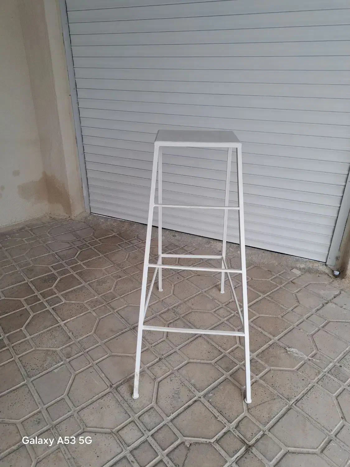 چهار پایه فلزی|صندلی و نیمکت|ایوان, |دیوار