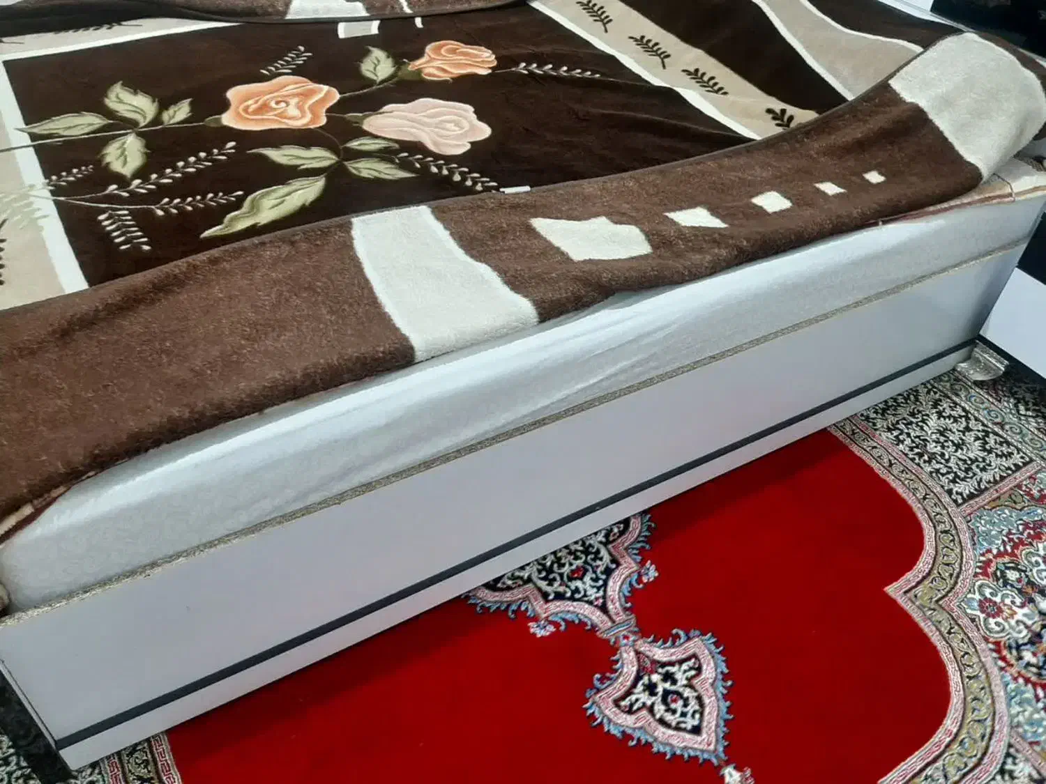 تخت خواب دو نفره .سفید مشکی|تخت و سرویس خواب|خرم‌آباد, |دیوار