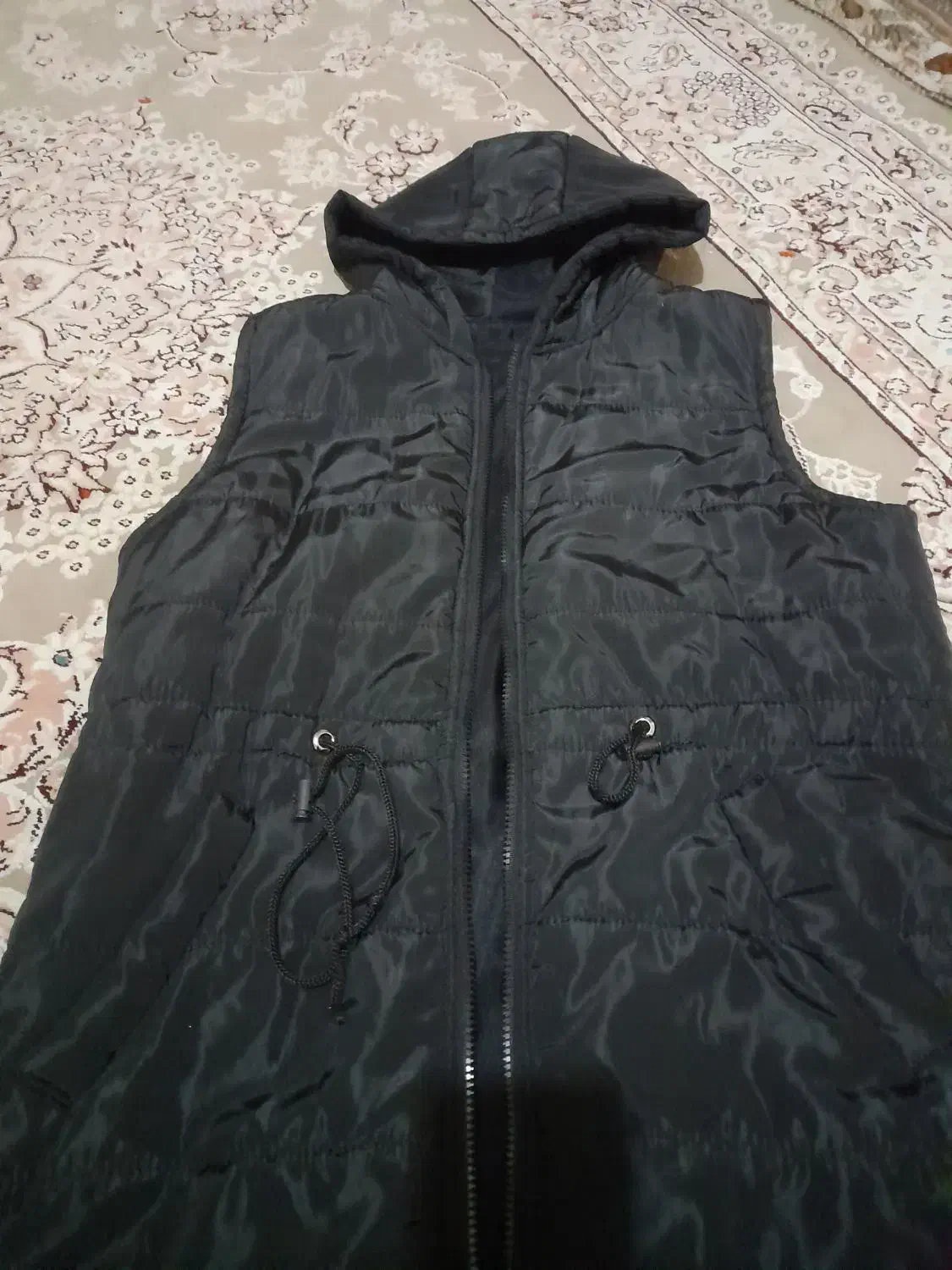 پافر مشکی|لباس|قم, باغ شریفی|دیوار