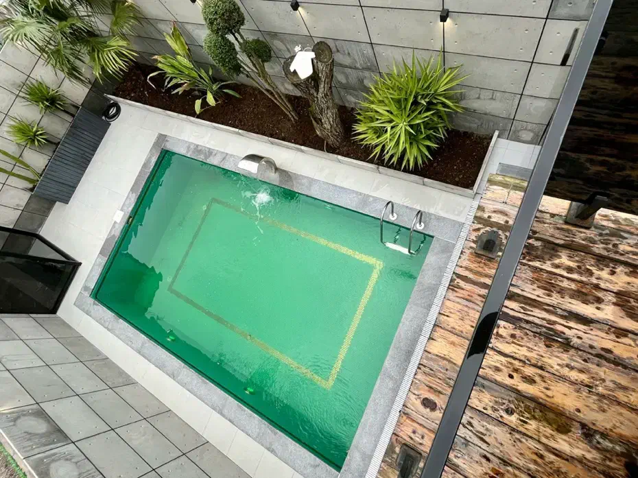 کلبه سویسی استخرروباز اب گرم  دو خوابه لوکس انزلی|اجارهٔ کوتاه‌مدت ویلا و باغ|رشت, گلسار|دیوار