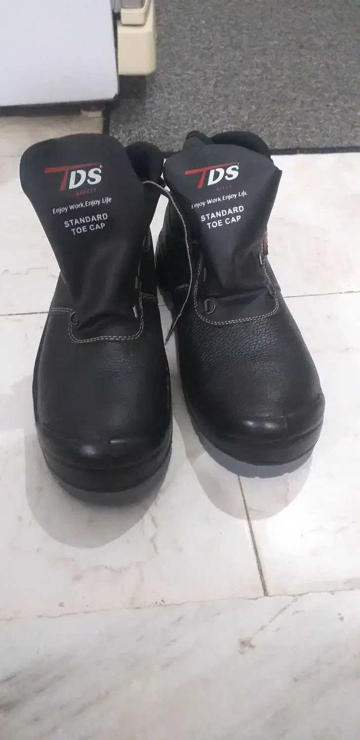 سه جفت پوتین ایمنی|کیف، کفش، کمربند|میانه, |دیوار