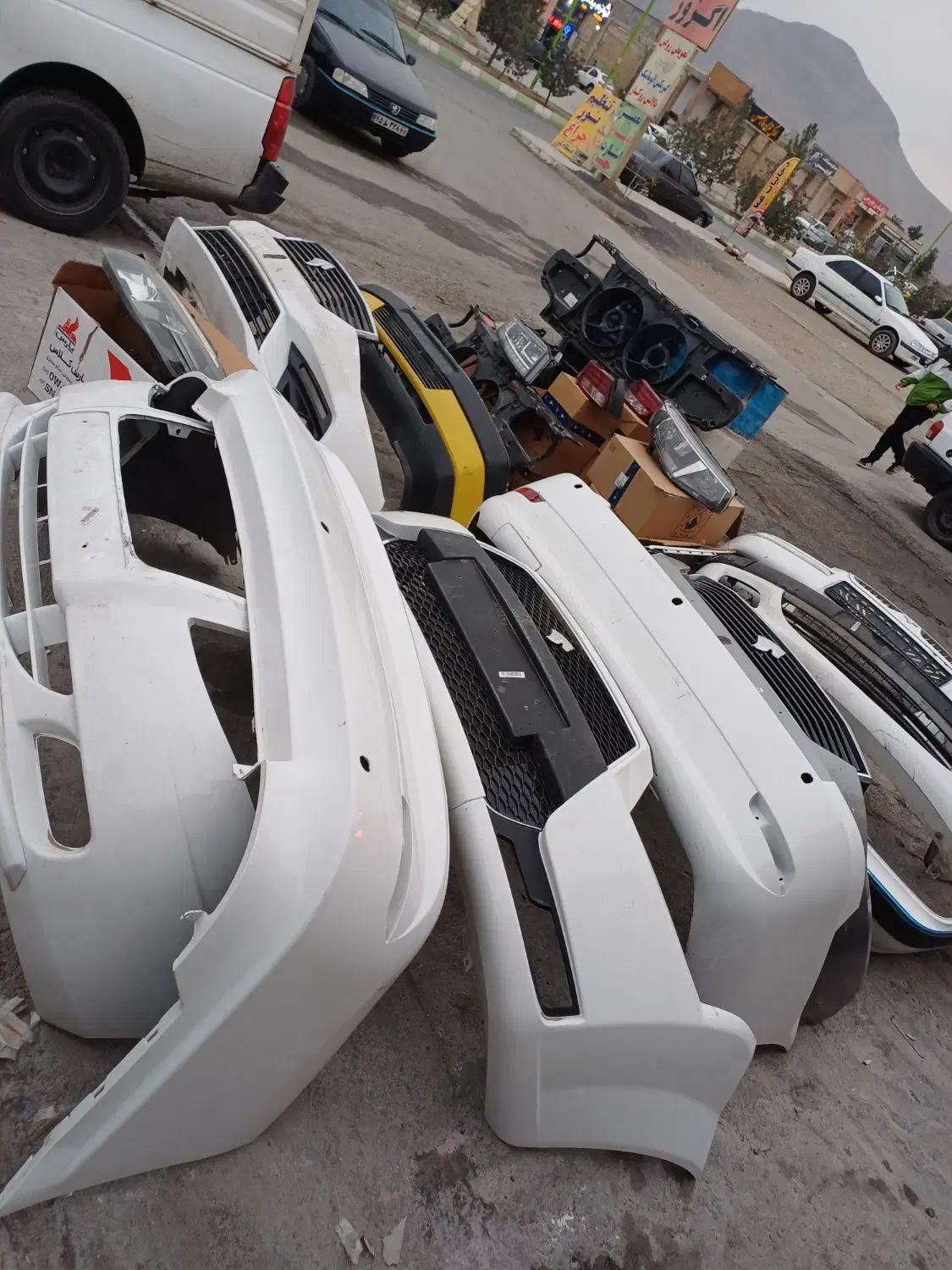 انواع سپر و چراغ استوک|قطعات یدکی و لوازم جانبی|فولادشهر, سایت صنعتی کاوه|دیوار