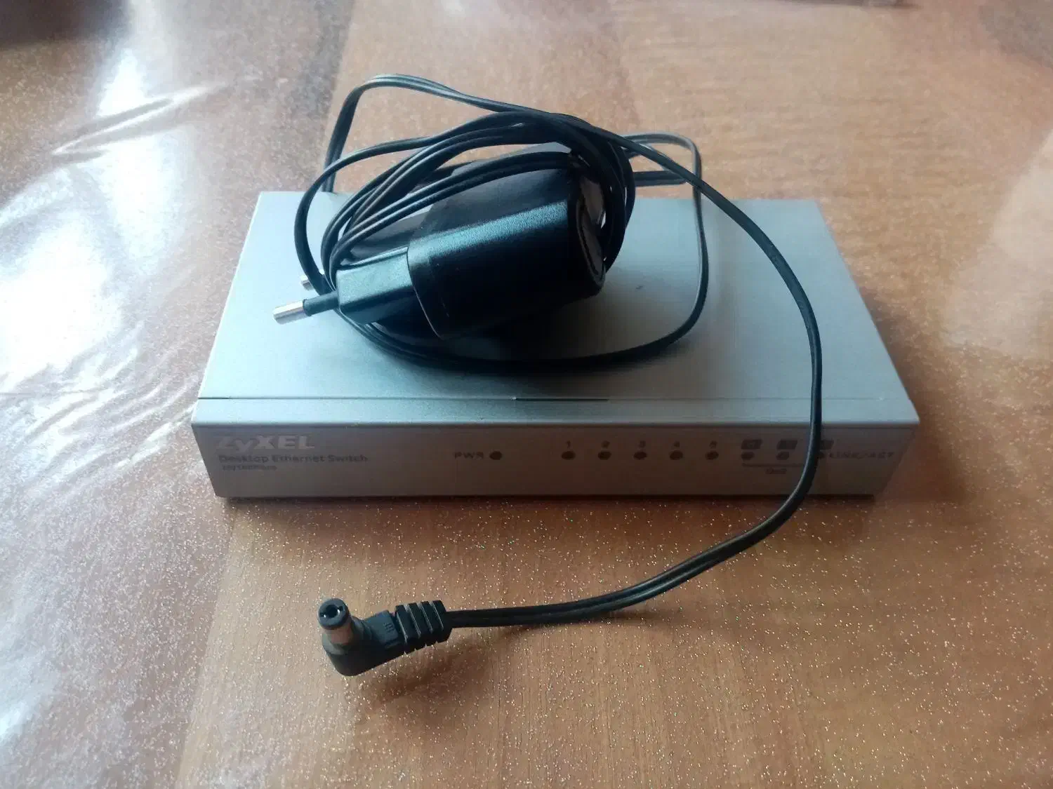 سوئیچ شبکه 8 پورت|مودم و تجهیزات شبکه|شیراز, شهرک گلستان شمالی|دیوار