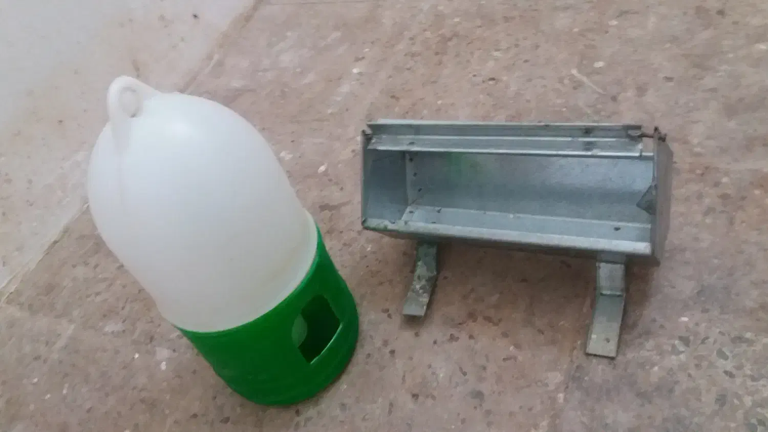 یه تعداد لونه و دونخوری و آبخوری دست دوم|لوازم جانبی حیوانات|میبد, |دیوار