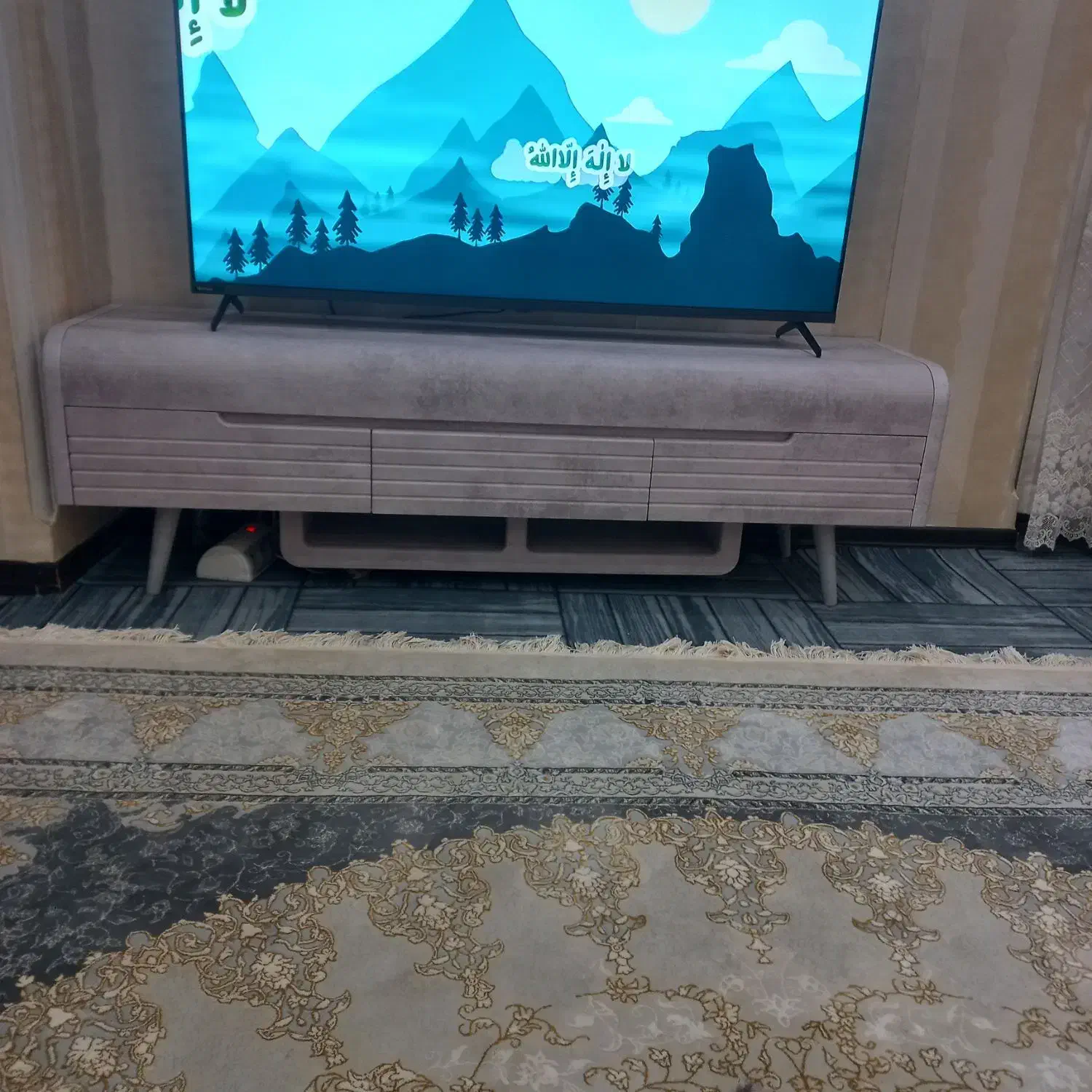 میز تی وی|میز تلویزیون|اندیشه, اندیشه فاز ۴|دیوار