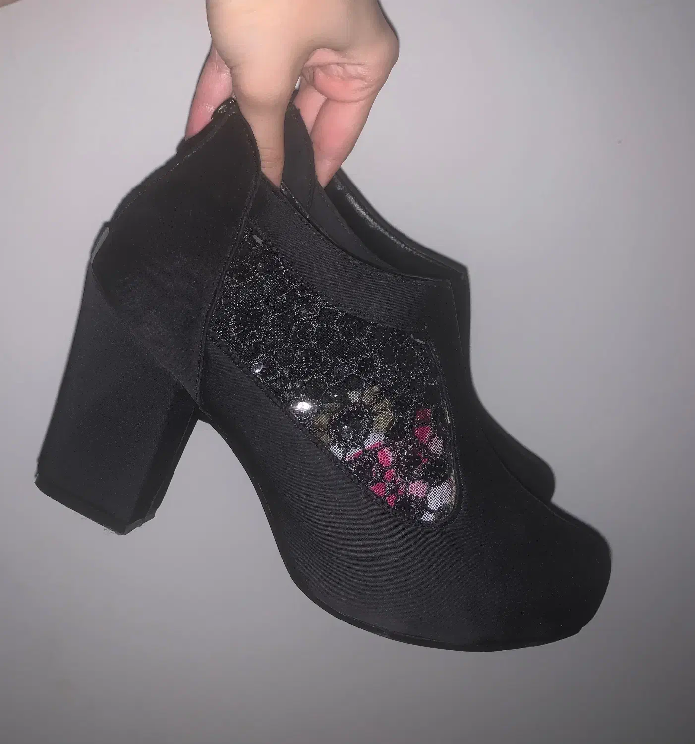 نیم بوت مجلسی|کیف، کفش، کمربند|رشت, سعدی (تختی)|دیوار