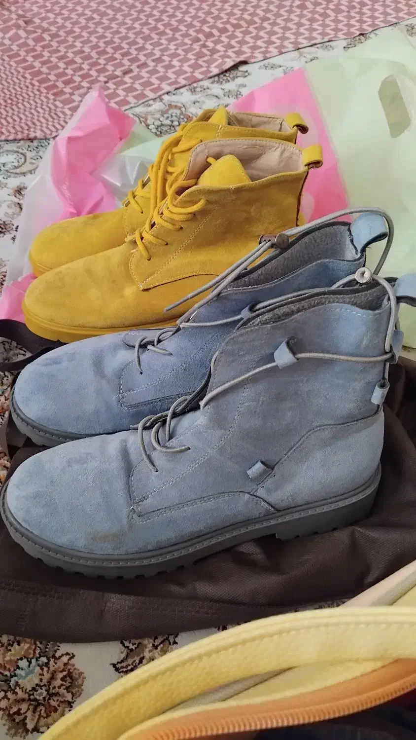 تعدادی کفش و نیم بوت ( پوتین ) زنانه|کیف، کفش، کمربند|اندیشه, اندیشه فاز ۴|دیوار