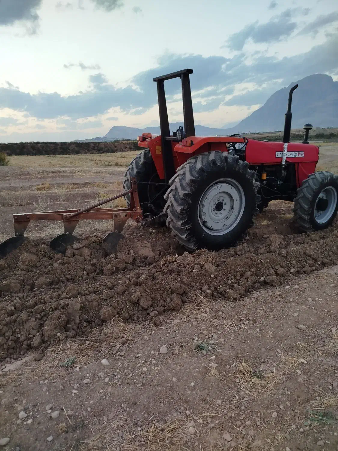 شخم زدن با تراکتور|خدمات باغبانی و درختکاری|خرم‌آباد, |دیوار