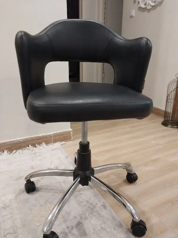 دوعدد تخت تا شو دستی آرایشی و ۳ عدد صندلی|آرایشگاه و سالنهای زیبایی|هشتگرد, فاز ۳ مهستان|دیوار