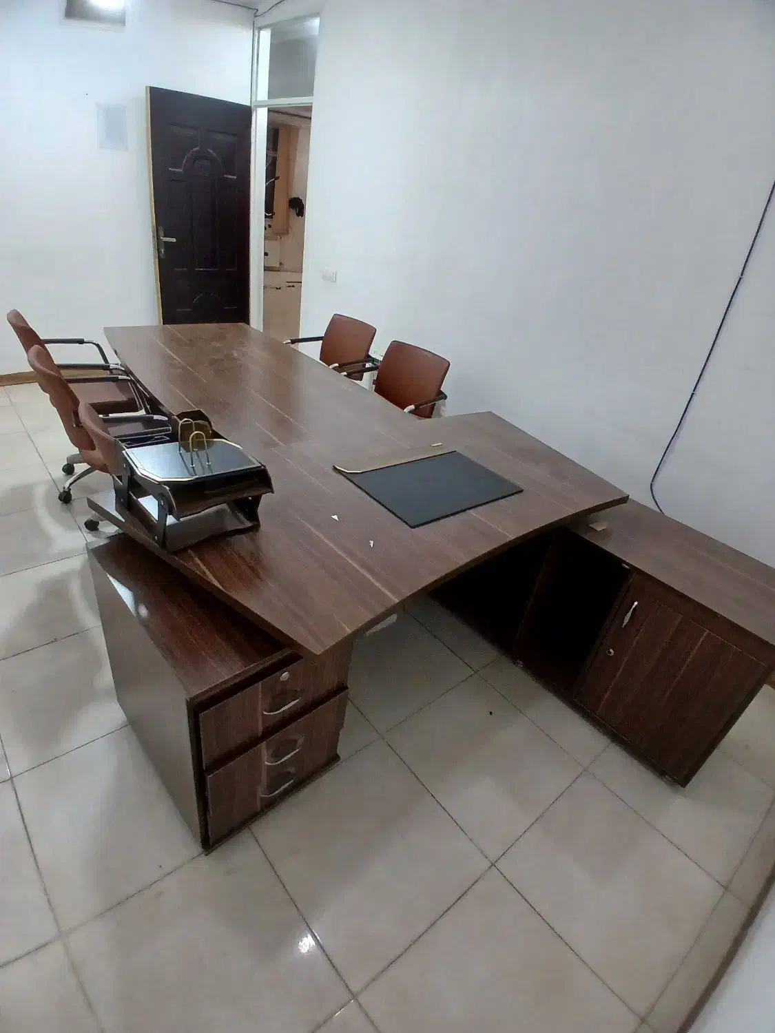 میز مدیریت و میز جلسه با ۵ عدد صندلی|دفتر کار|خرم‌آباد, |دیوار