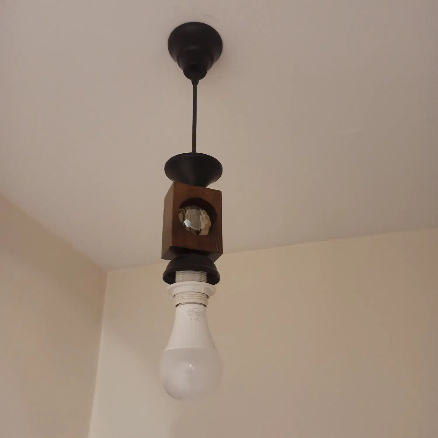 لوستر چوبی در حد نو|لوستر و چراغ آویز|اندیشه, اندیشه فاز ۵|دیوار