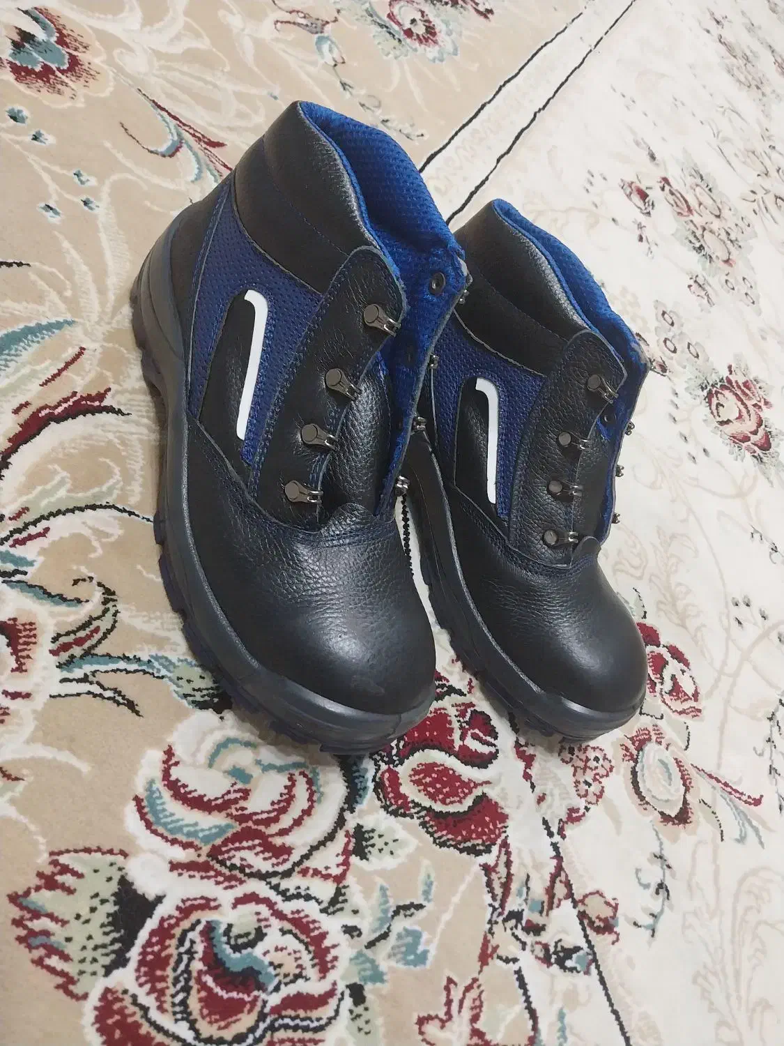 پوتین|کیف، کفش، کمربند|اهر, |دیوار