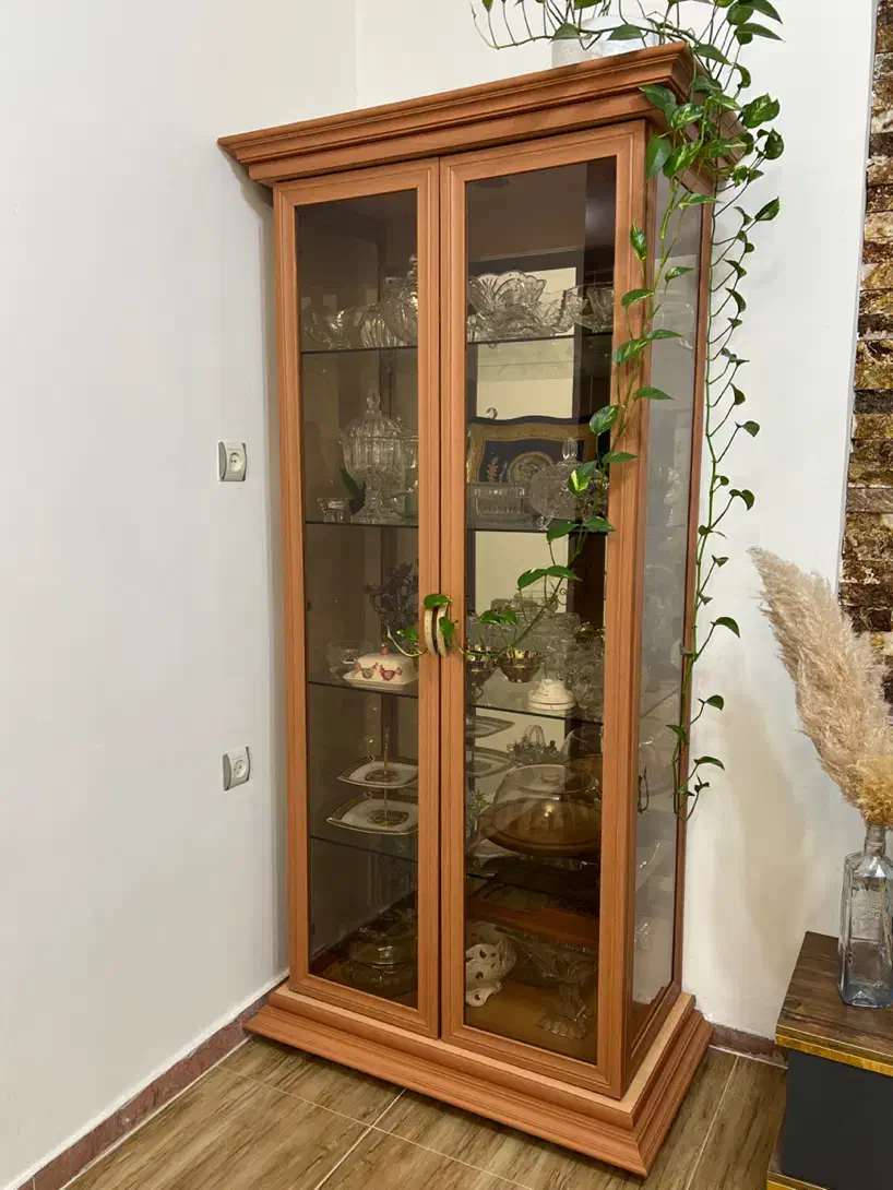 ویترین کاملا سالم|بوفه، ویترین، کنسول|صومعه‌سرا, |دیوار