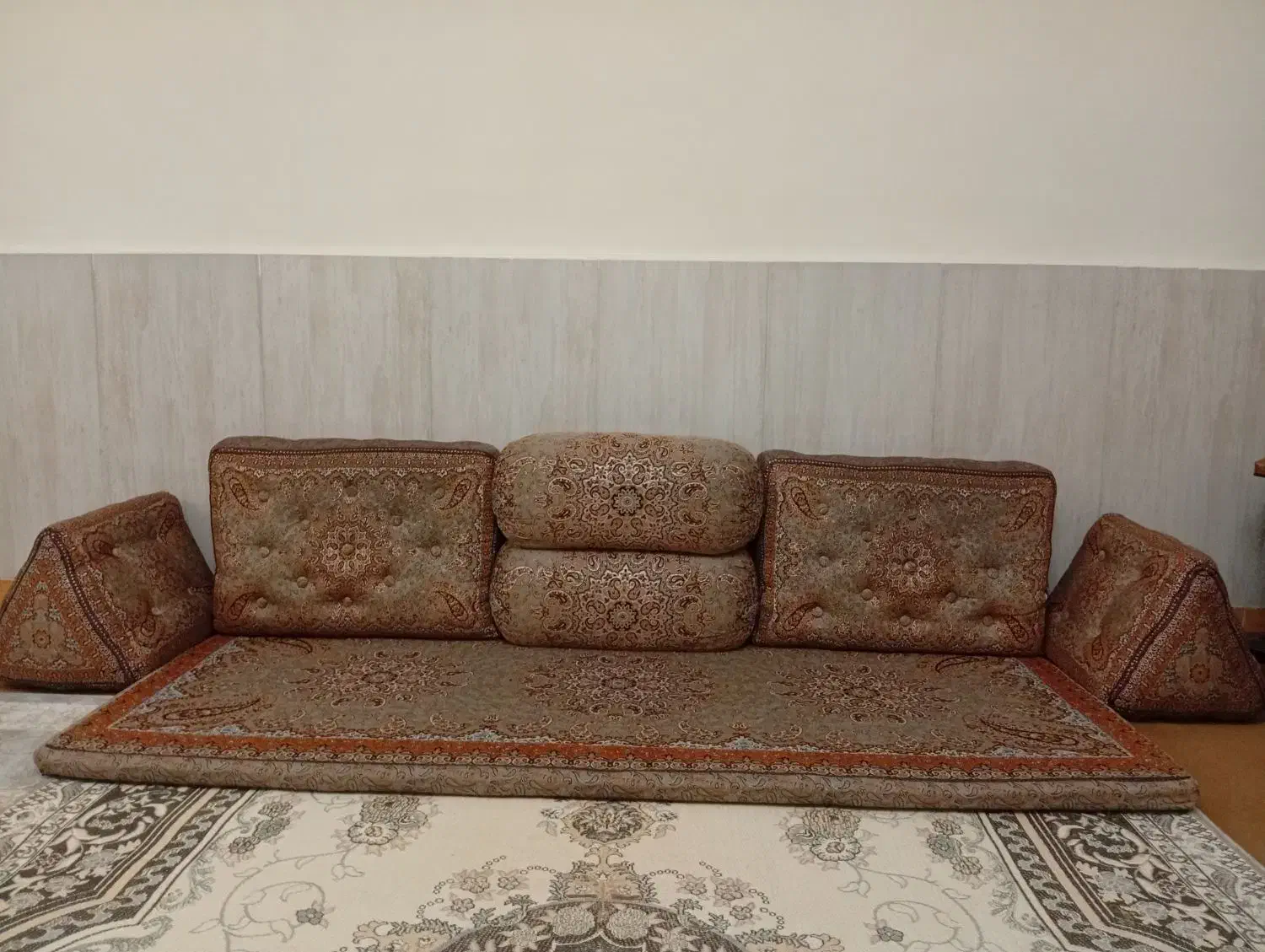 تشک و پشتی شاه نشین با یه روتشکی اضافه|پشتی|الوند, |دیوار