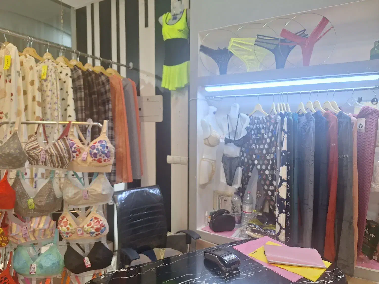 واگذاری مغازه لباس زیر زنانه با جنس|اجارهٔ مغازه و غرفه|شیراز, شهرک قمشه|دیوار