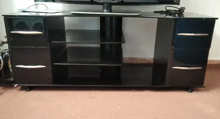 فروش میز تلویزیون سالم و چرخ خیاطی|میز تلویزیون|نوشهر, |دیوار