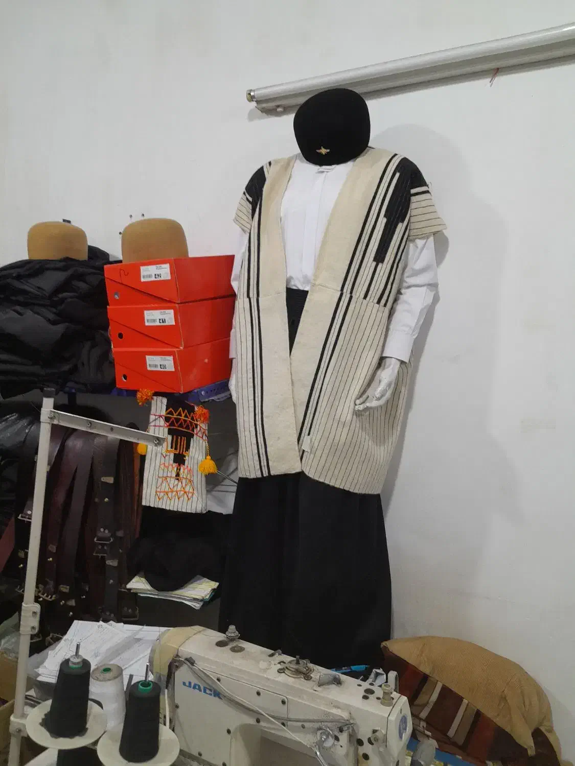 کلاه و چوقا و گیوه ملکی|لباس|فارسان, |دیوار