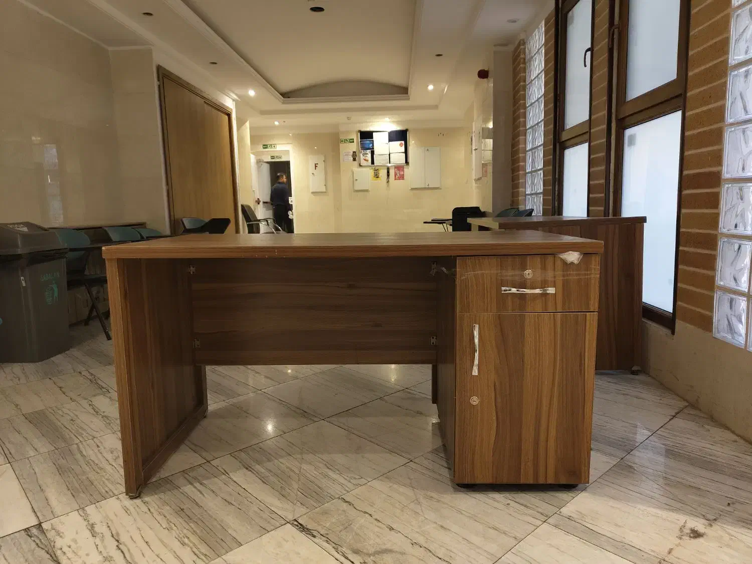 میز اداری ۲ عدد|مبلمان اداری|تهران, فلسطین (میدان انقلاب)|دیوار