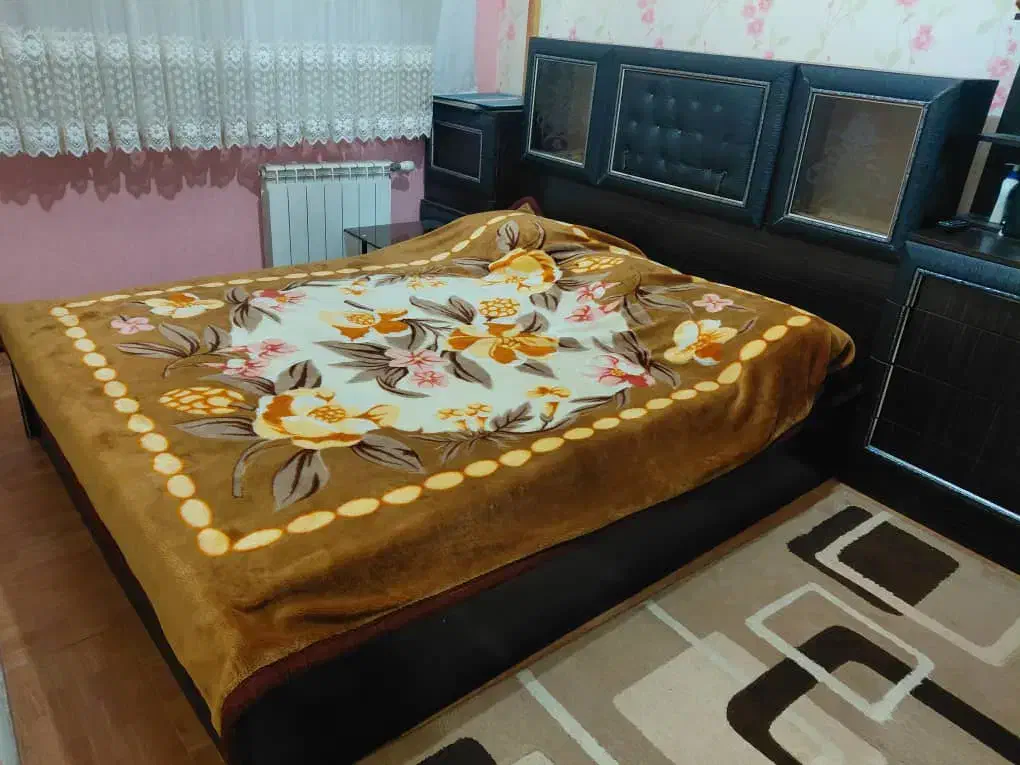 تخت‌خواب‌دو‌نفره‌همراه‌باپاتختی‌ومیز‌ارایش|تخت و سرویس خواب|لاهیجان, فیاض|دیوار