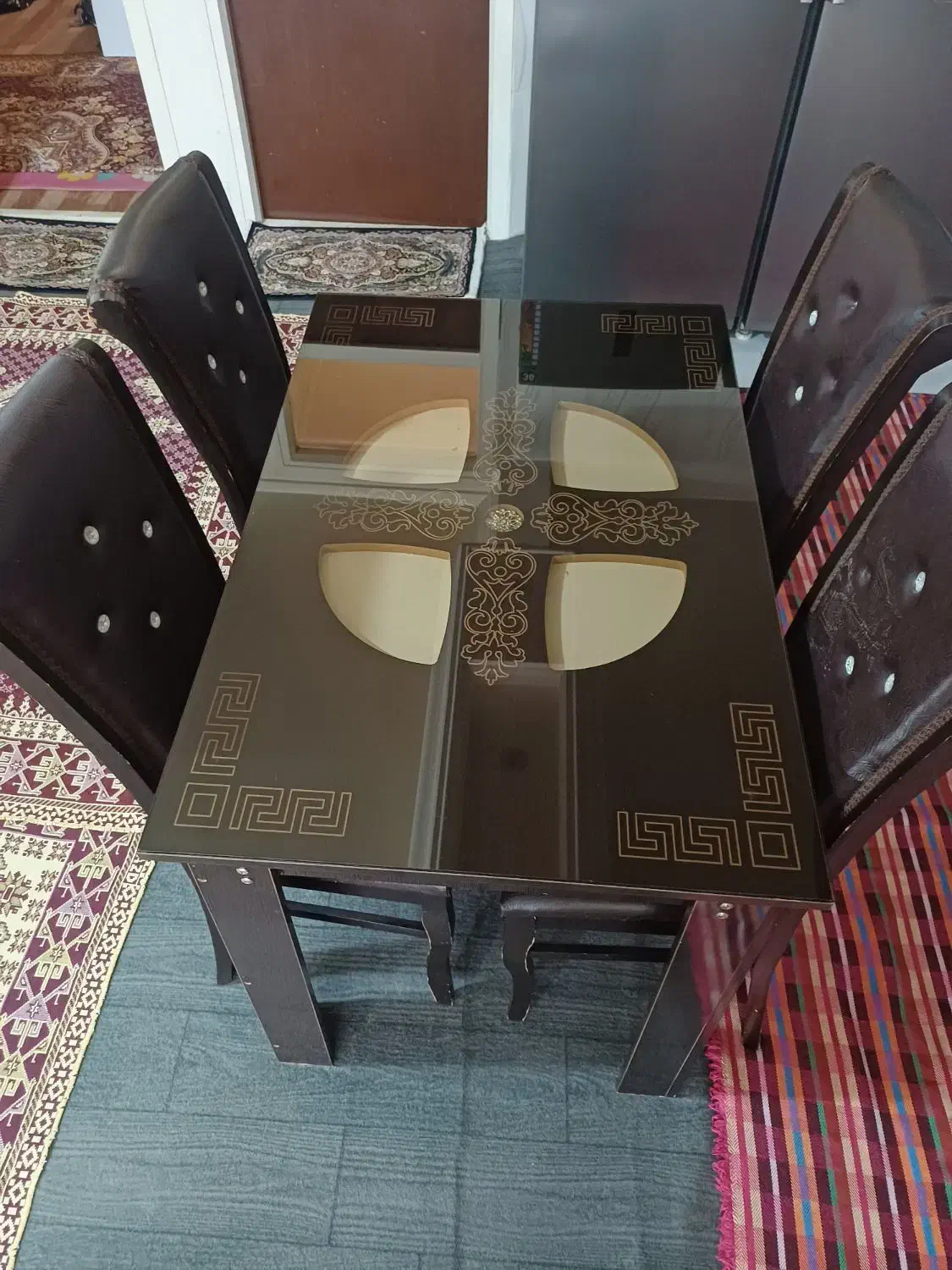 مبلمان ۴ نفره|میز و صندلی غذاخوری|خوی, |دیوار